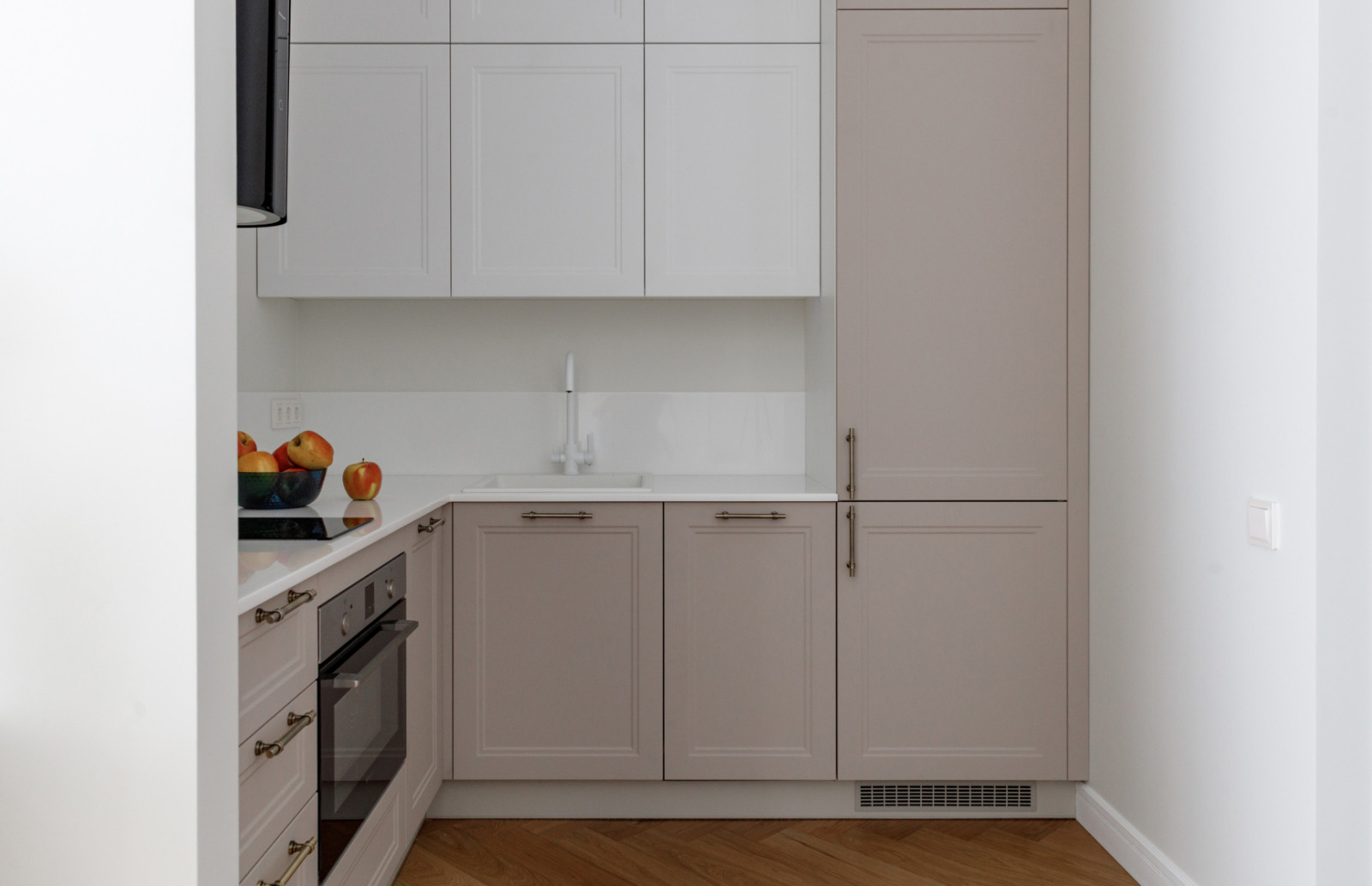 Обложка проекта: Уютная угловая кухня для небольших апартаментов