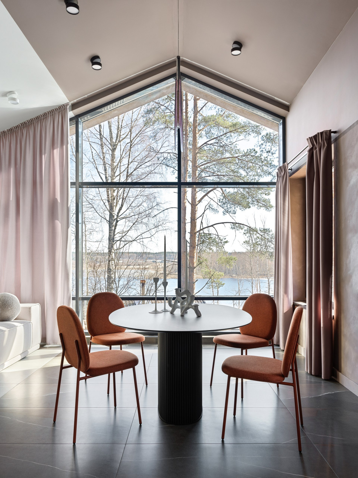 ДОМ У ОЗЕРА