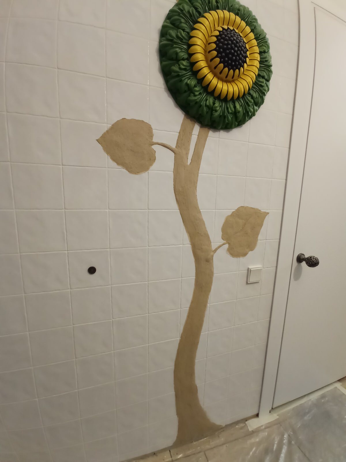 Рельефно-живописное панно в холле квартиры