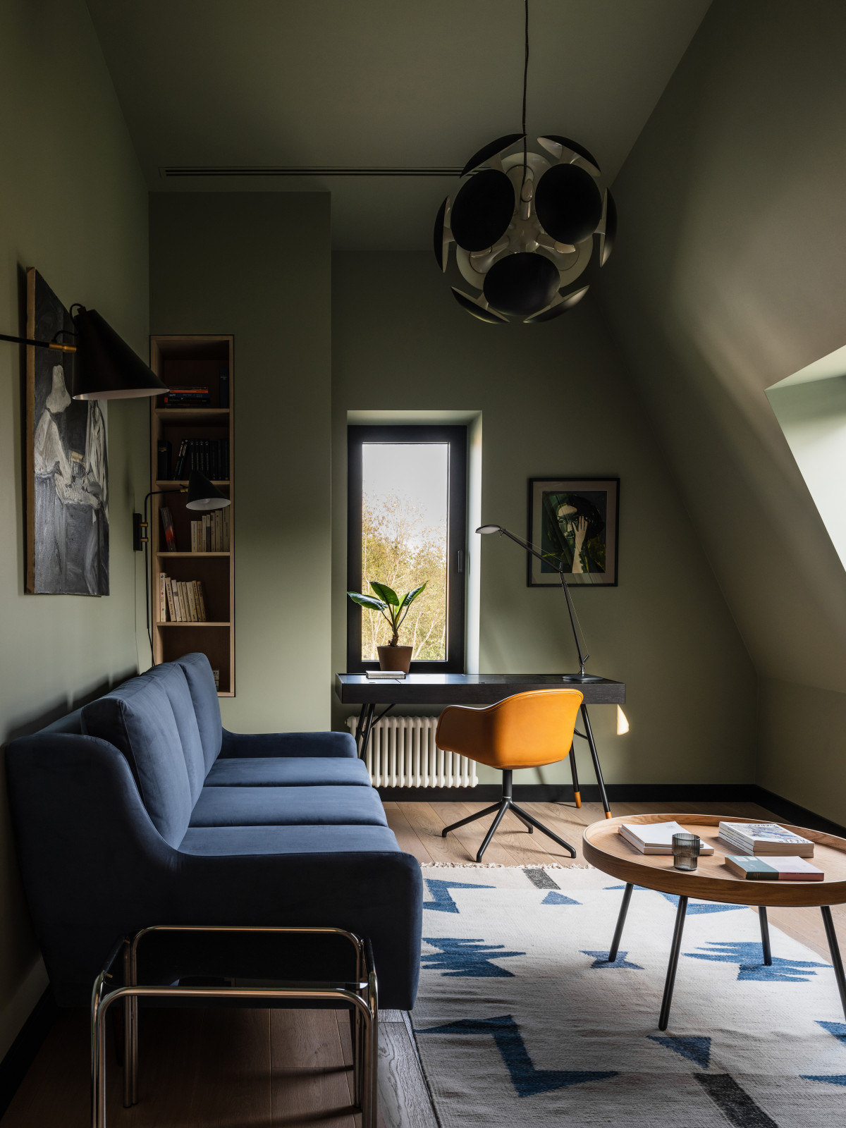 Houzz тур: Чёрный-чёрный дом под Троицком