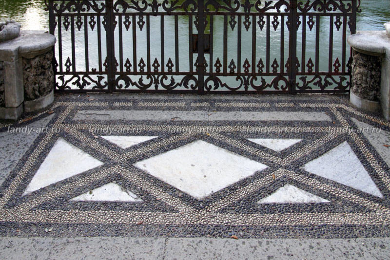 Мощение узорами с использованием разных материалов.