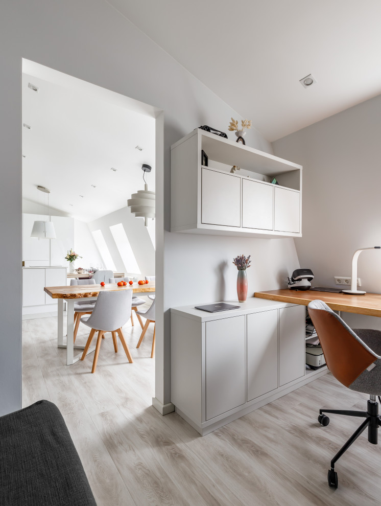 Белая мансардная квартира в историческом центре Петербурга