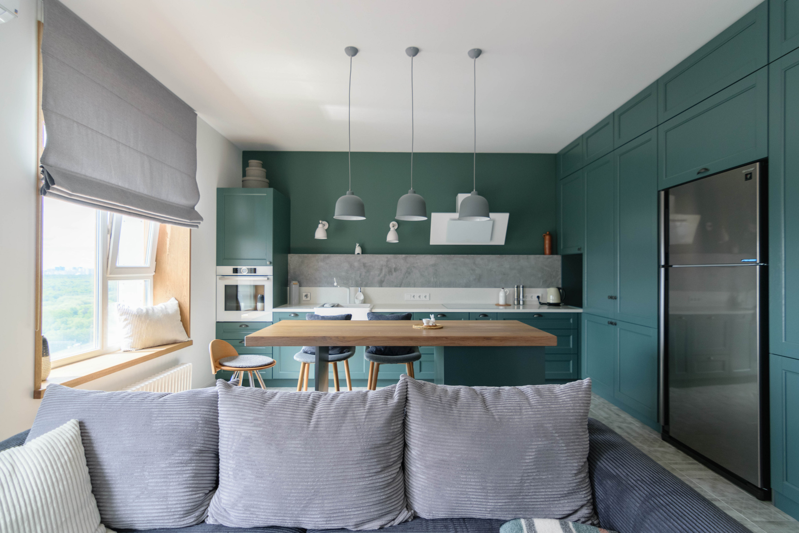 Кухня недели: Пыльно-зеленый гарнитур с островом