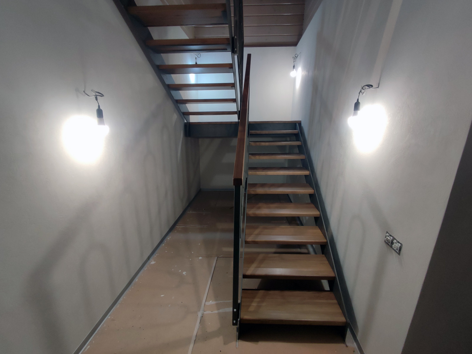 Лестница открытого типа с дубовыми ступенями