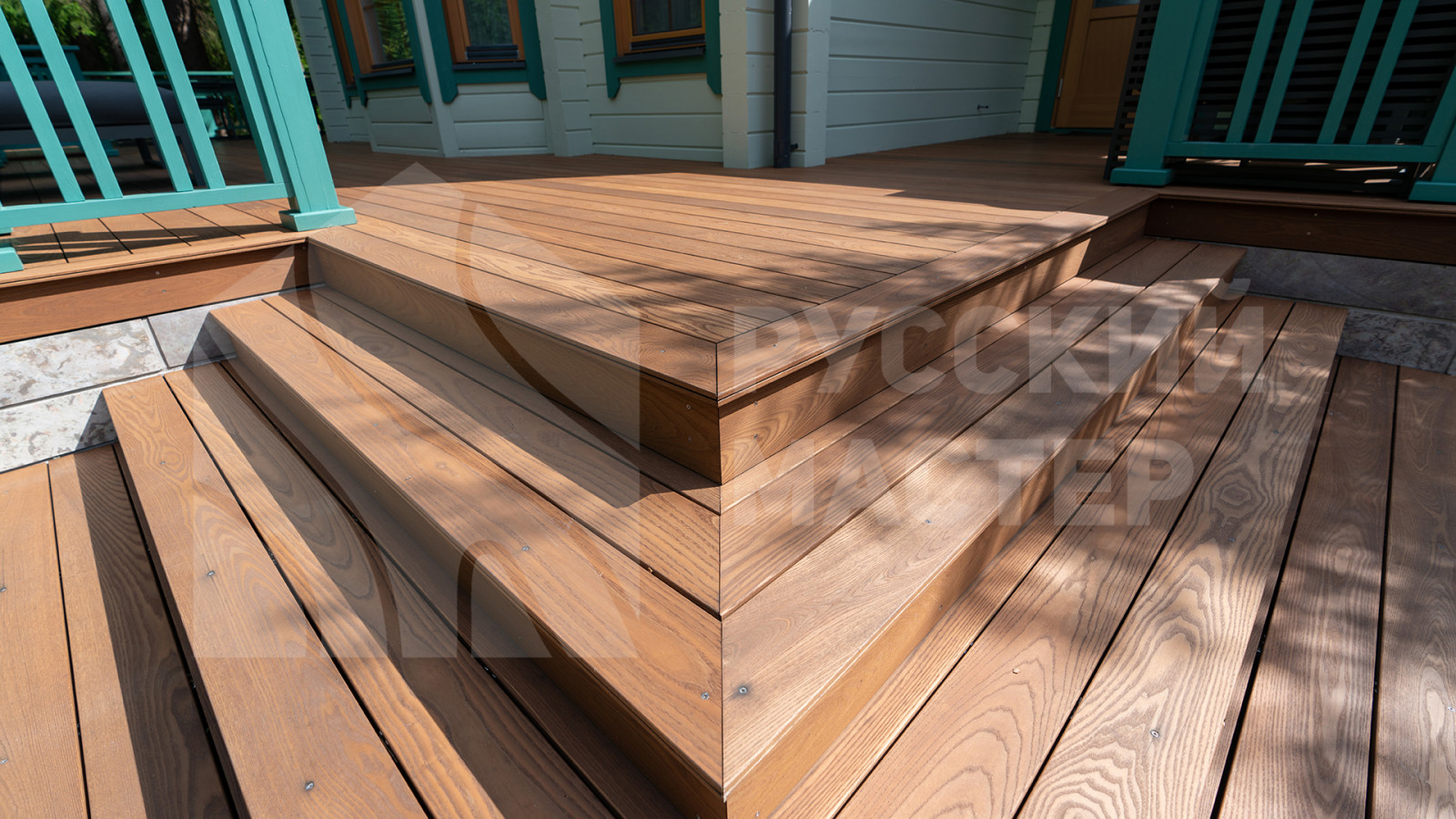 Терраса из термоясеня для загородного дома