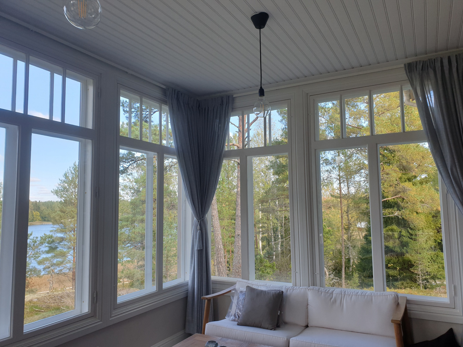 Загородный дом у озера