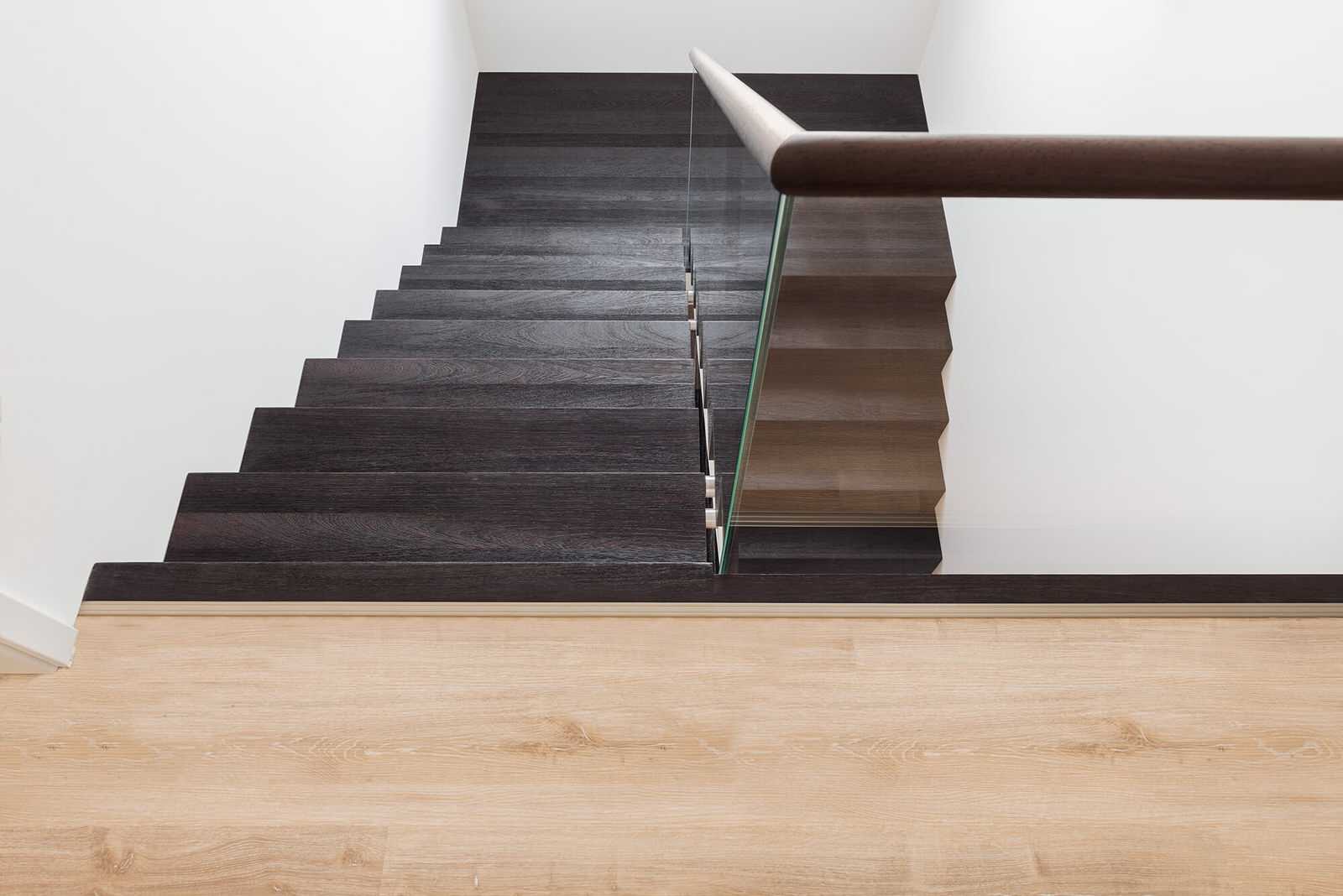 Лестница венге со стеклянной балюстрадой и деревянными перилами