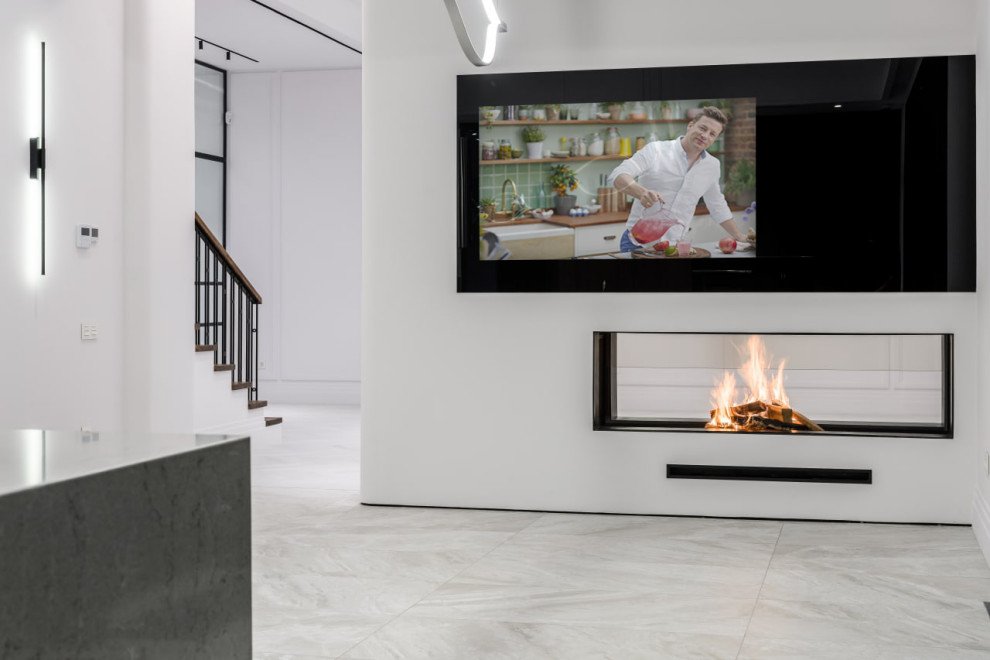 Встроенный телевизор над камином