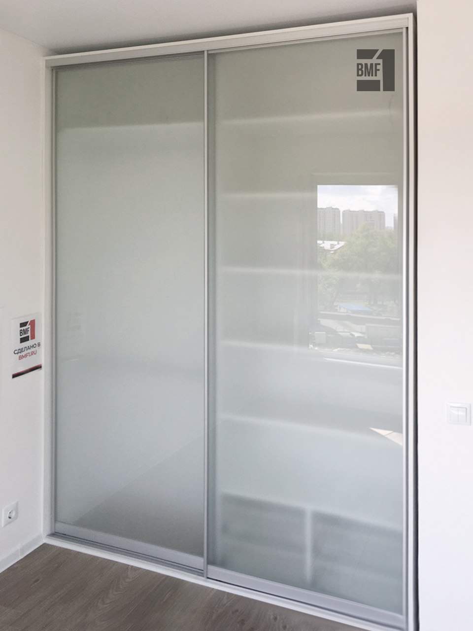 Компактный шкаф-купе для небольшой комнаты