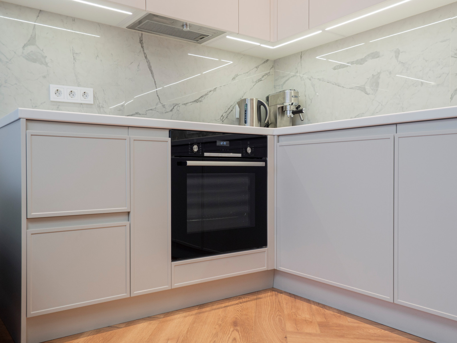 Белая кухня в стиле минимализм