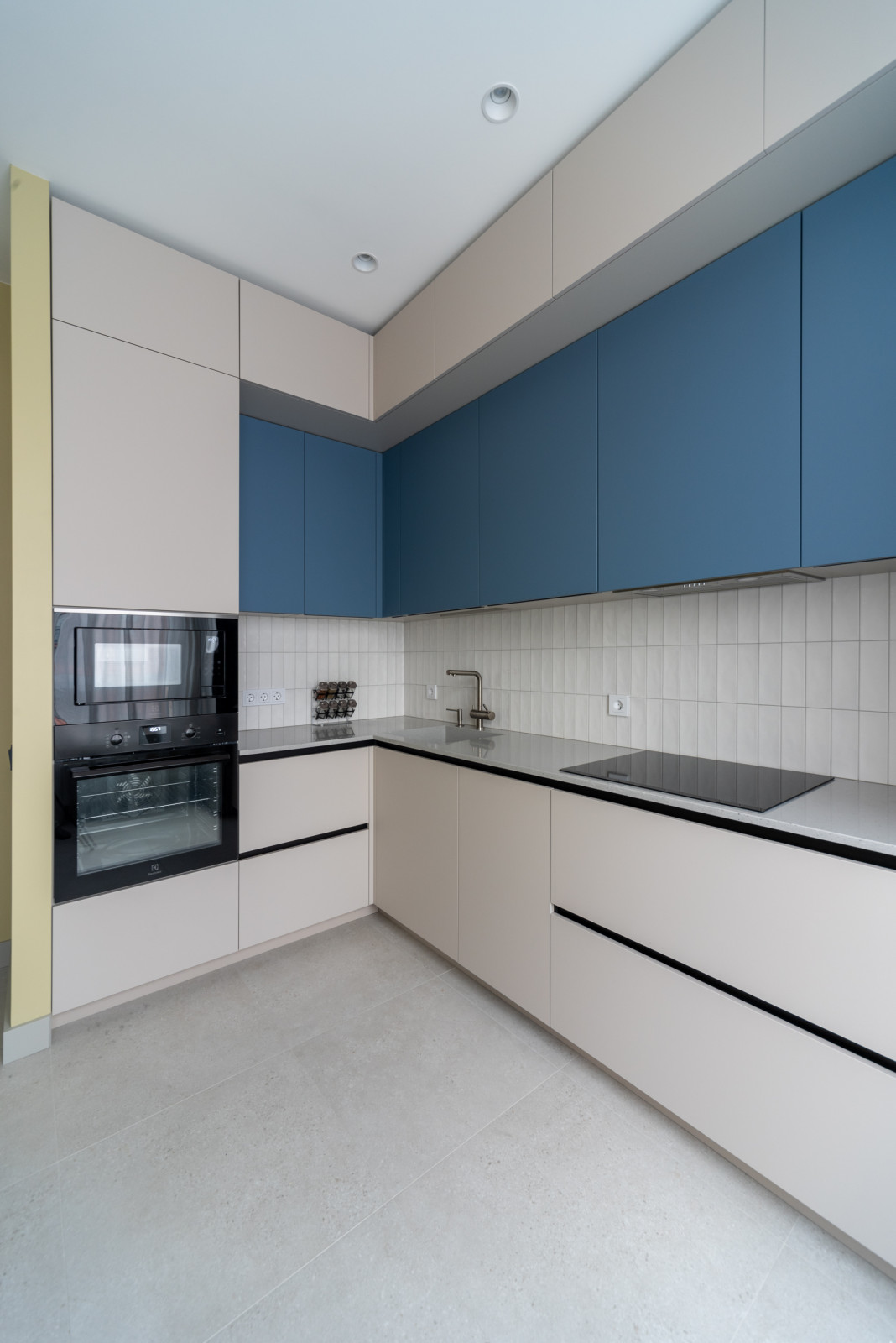 Двухуровневая угловая кухня