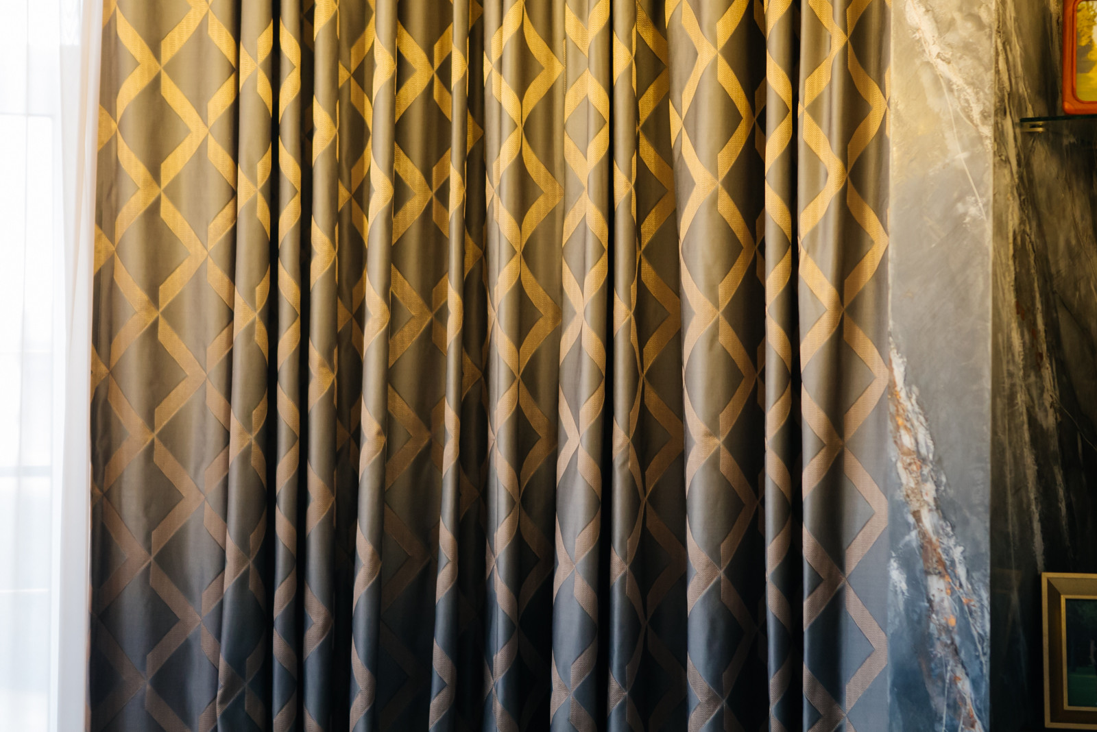 Шторы для мраморной гостиной в загородном доме