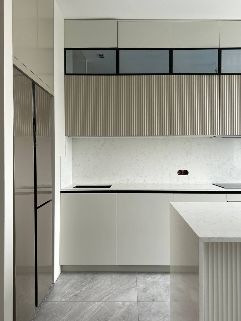 Столешница с фартуком и остров из кварцевого агломерата Vicostone Valley White