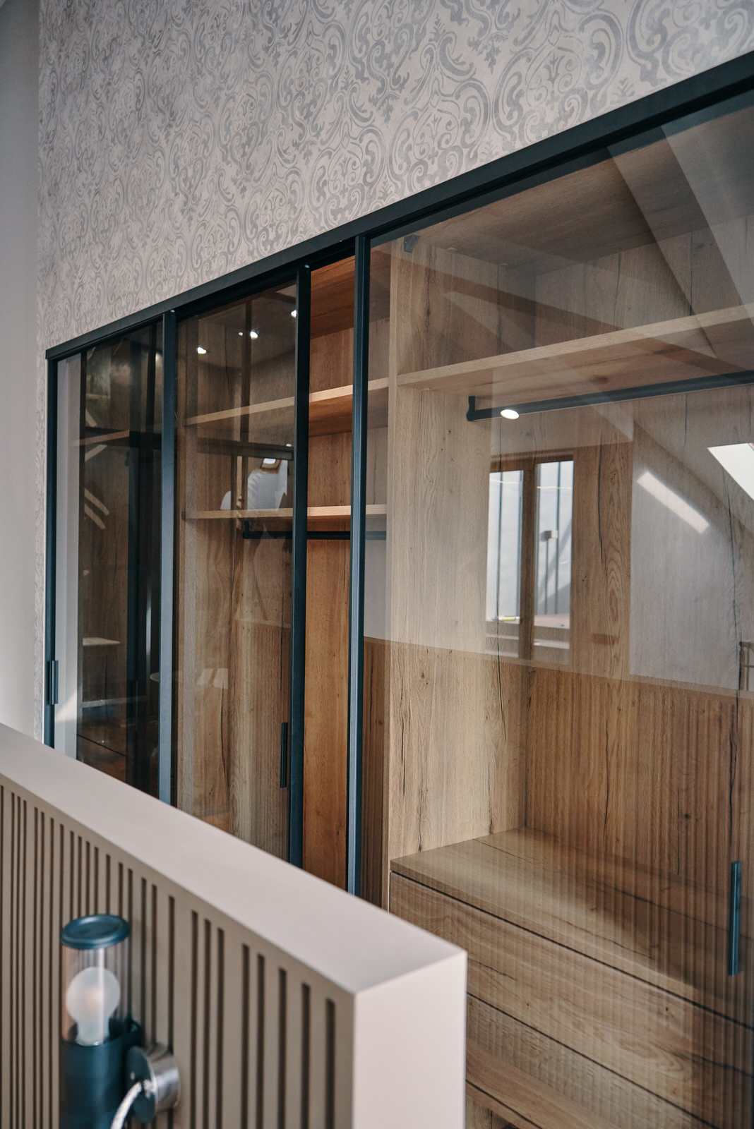 Шкаф-купе raumplus с тонированными дверьми в черном профиле S1200