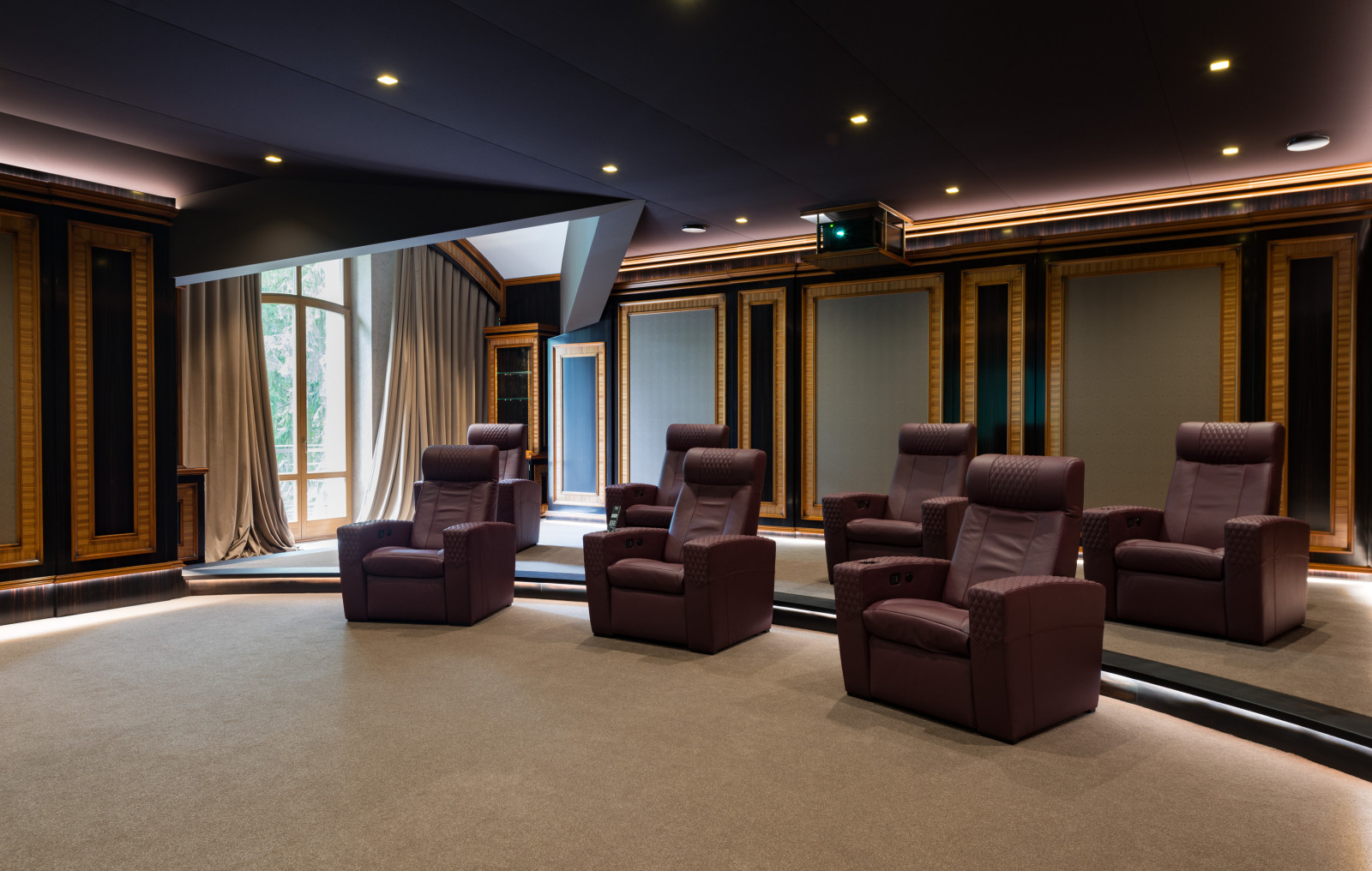 Домашний кинозал в загородной резиденции