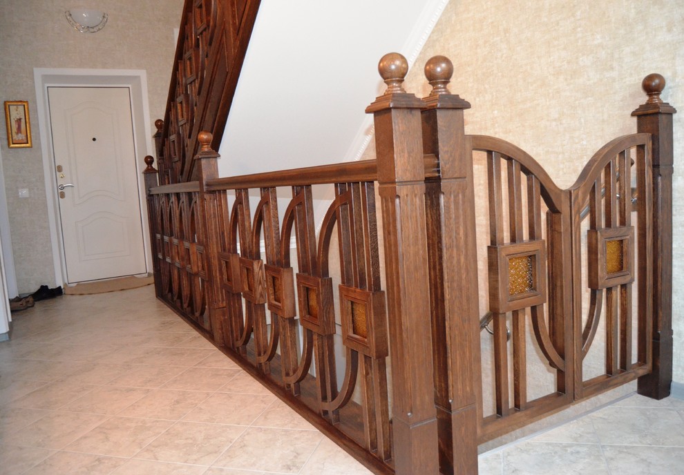 Лестница из дуба с оригинальным ограждением