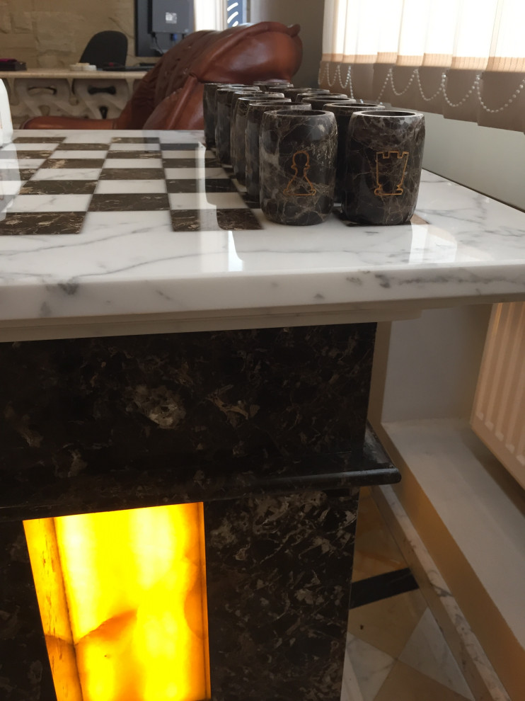 Обложка проекта: Шахматный стол