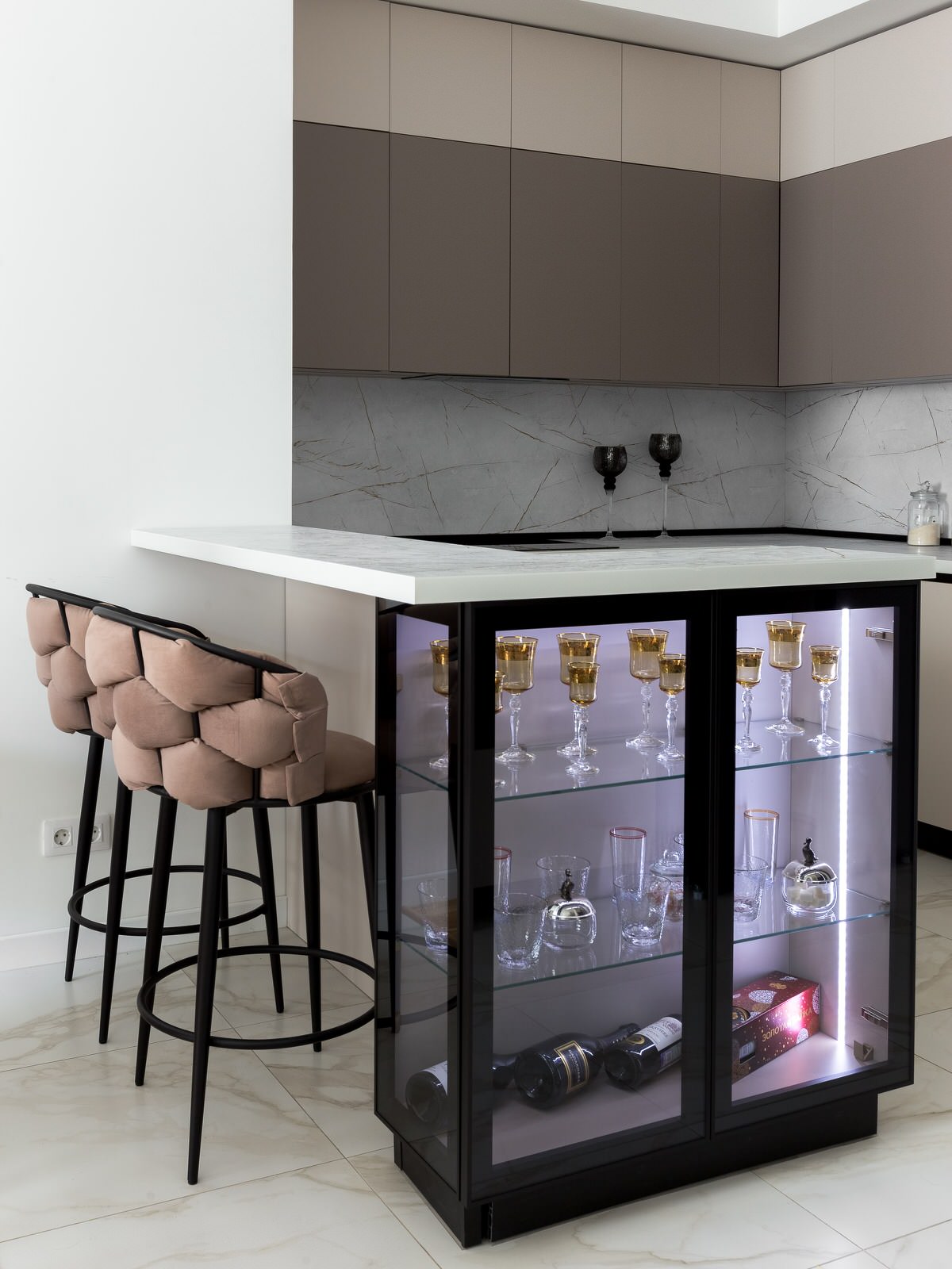 Угловая кухня-гостиная с барной в ЖК Матч Поинт