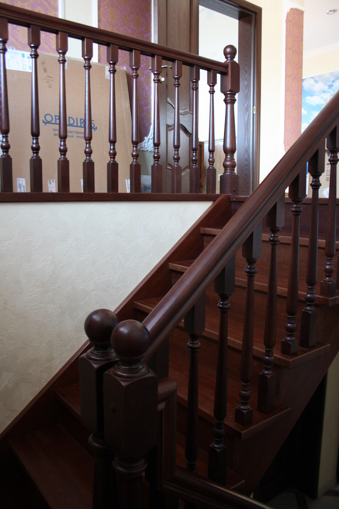 Лестница из ясеня с покраской в темный орех