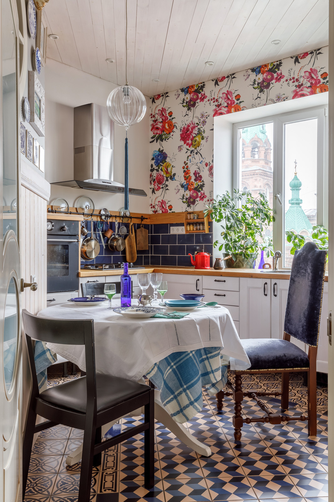 Кухня в видовой квартире в центре Краснодара