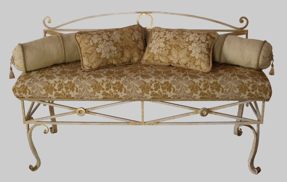 металл в интерьере диван