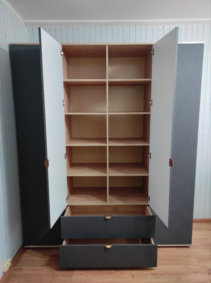 Распашные шкафы