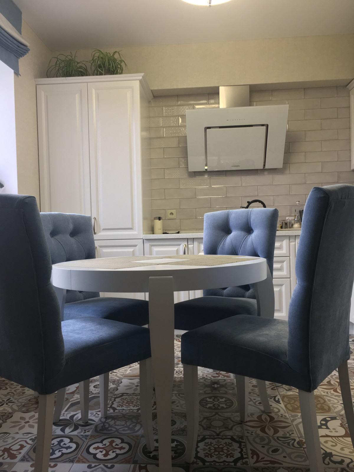 Белая кухня неоклассика