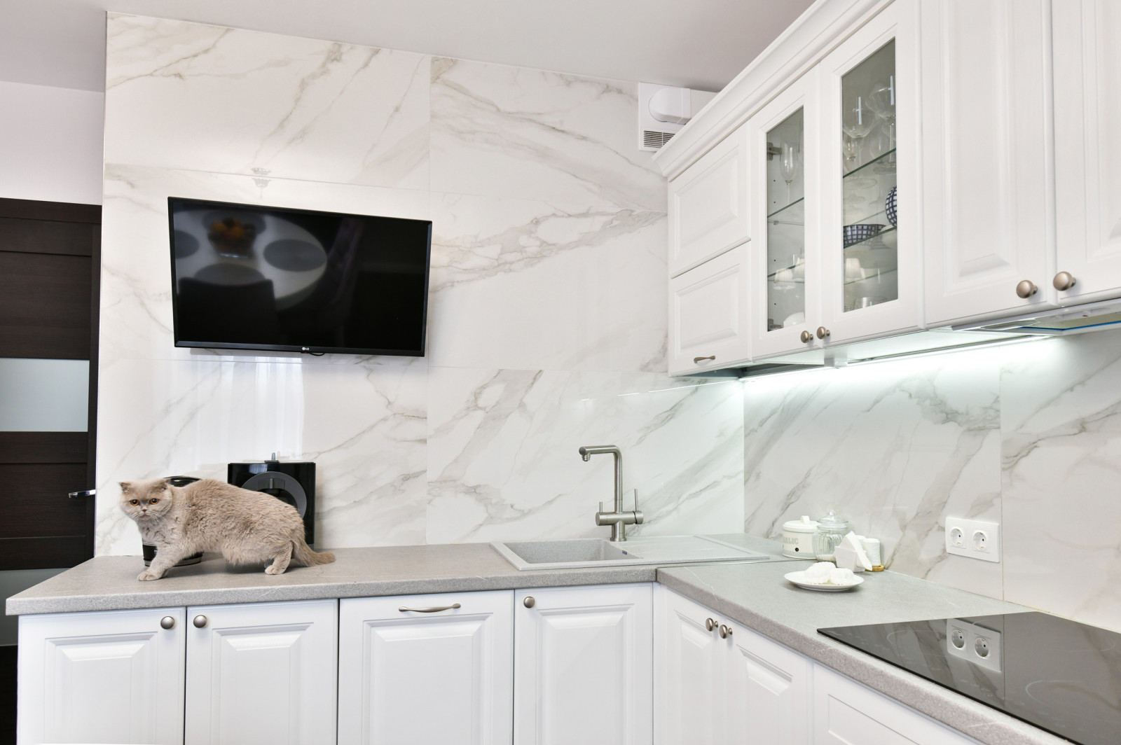 Кухня белая классическая