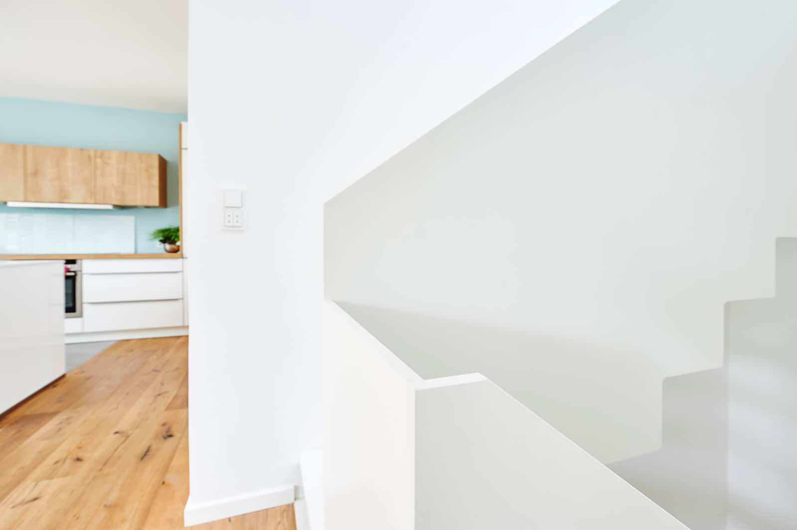 Лестиница с наружной тетивой из HPL-панелей в белом цвете