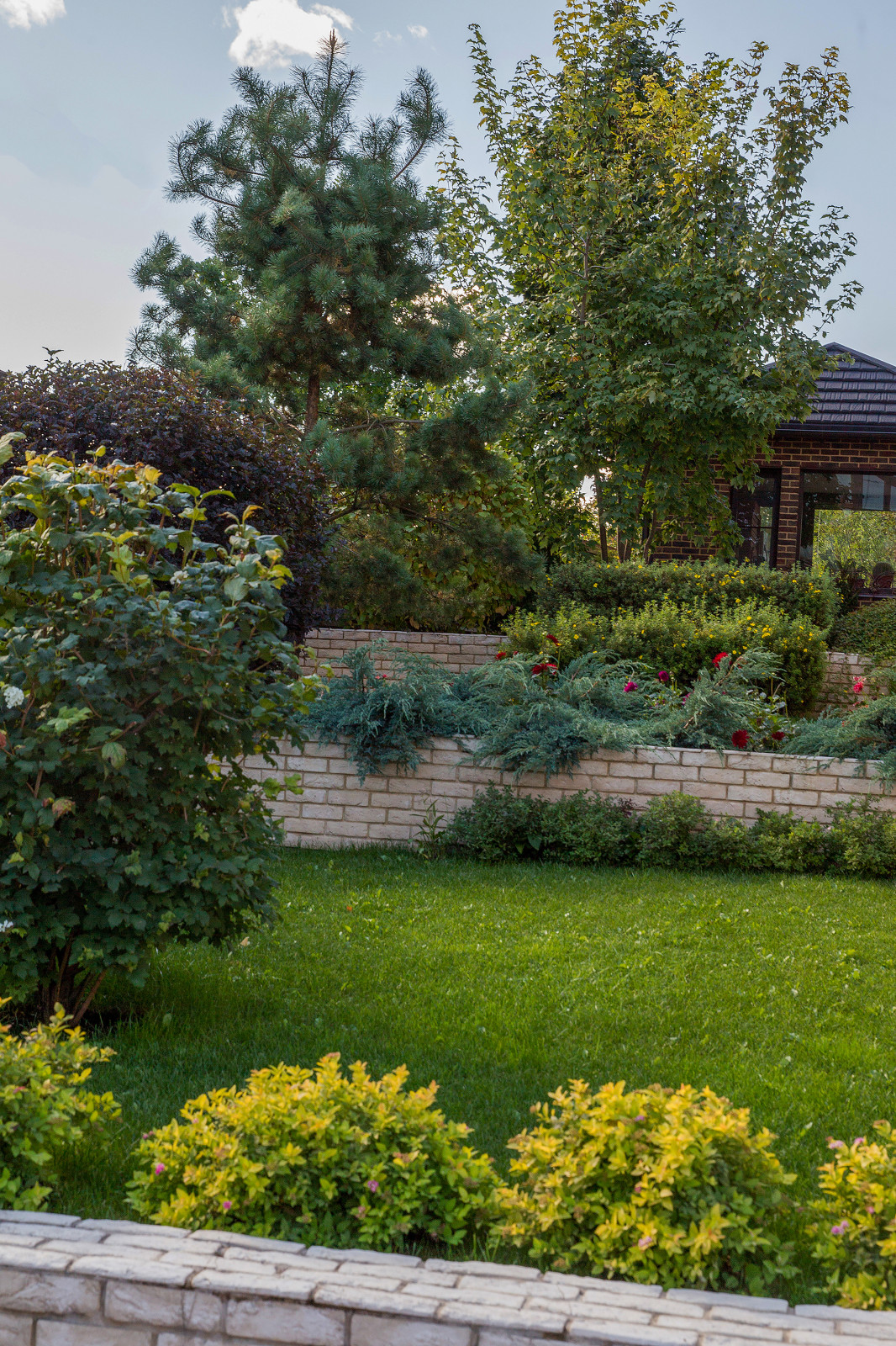 Сад на Пятницком шоссе.  Дизайнер Лариса Юрова