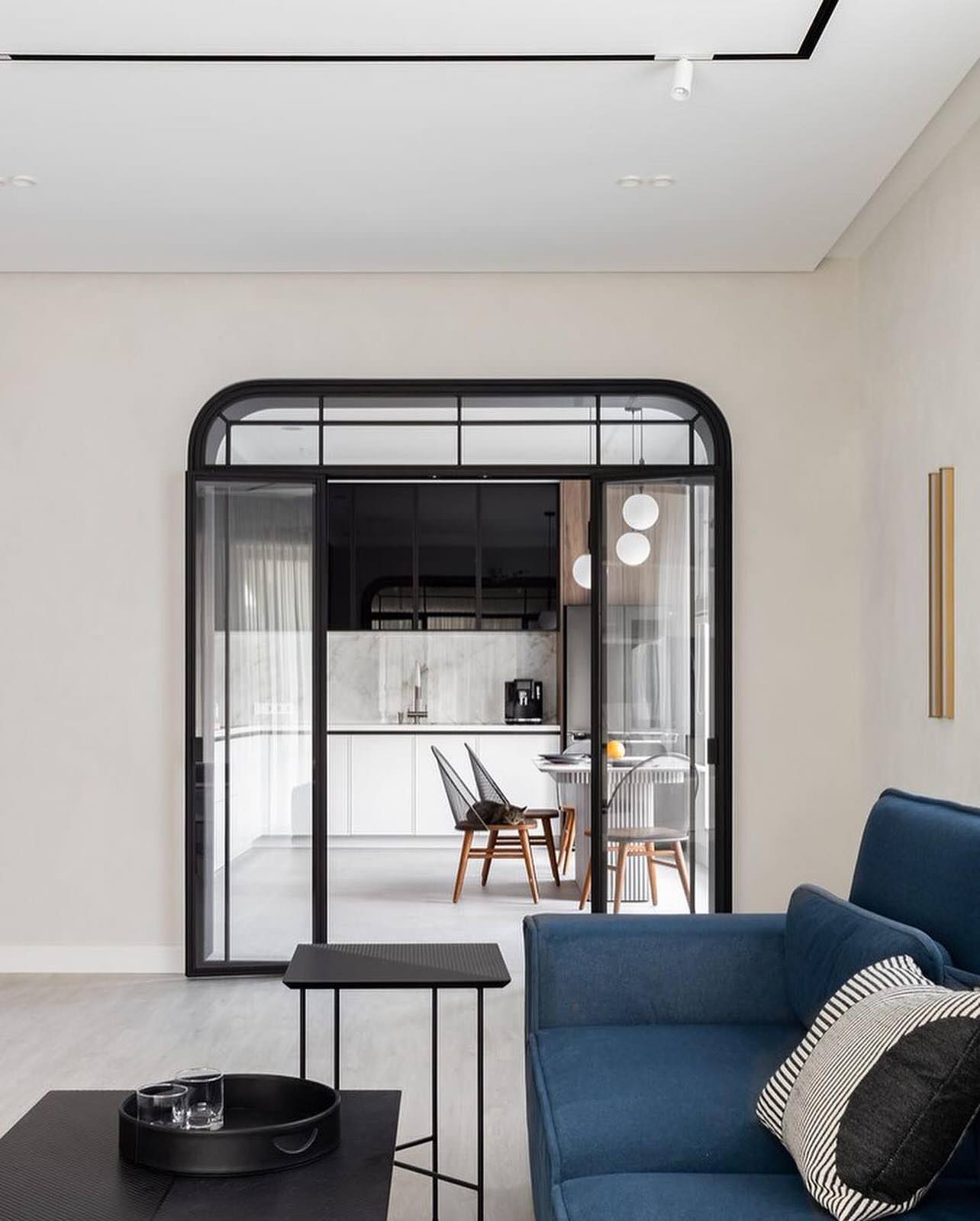 Обложка проекта: Интерьер дома с черно-белыми акцетами