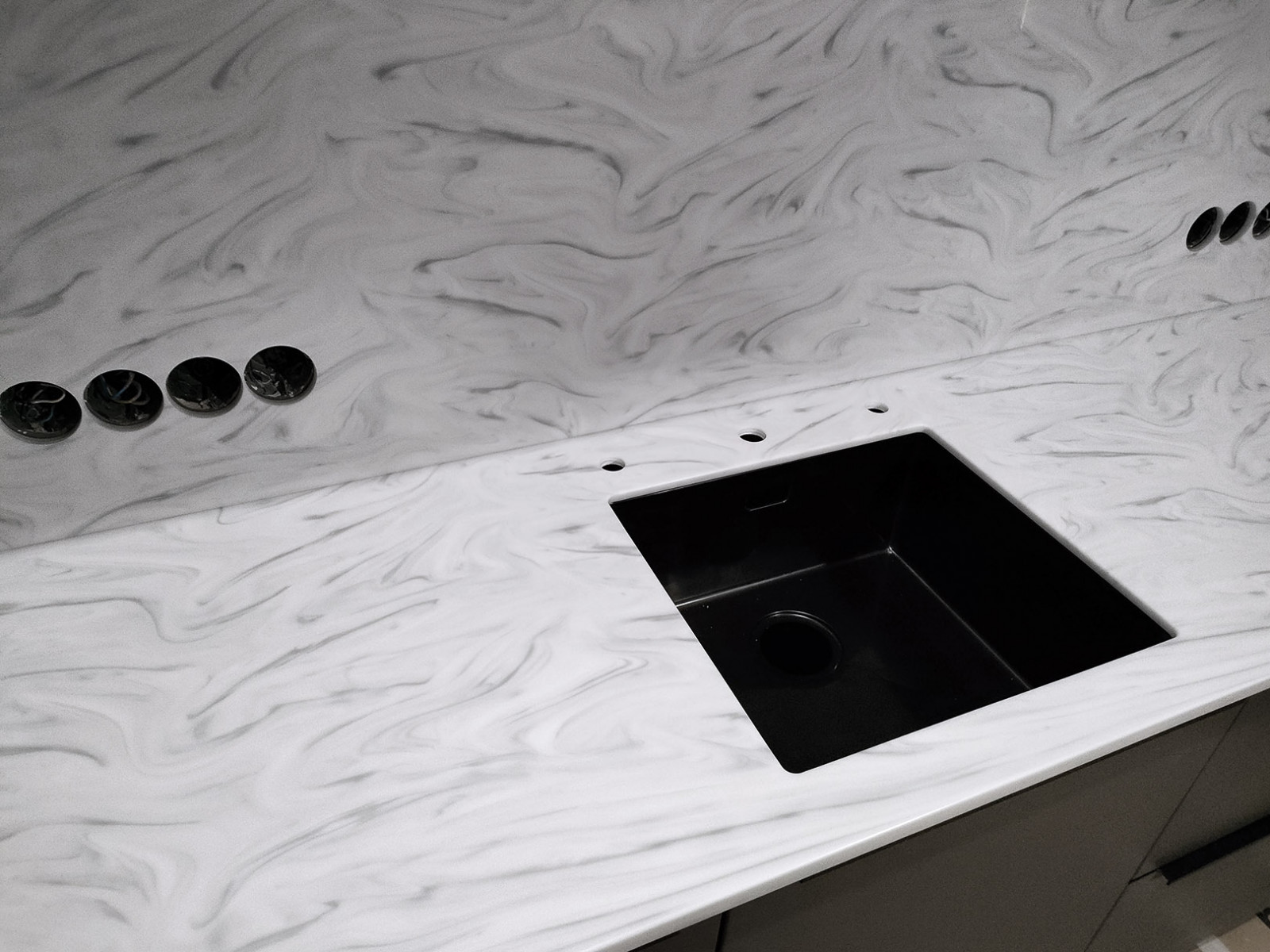 Кухонный остров и столешница со стеновой из камня Grandex