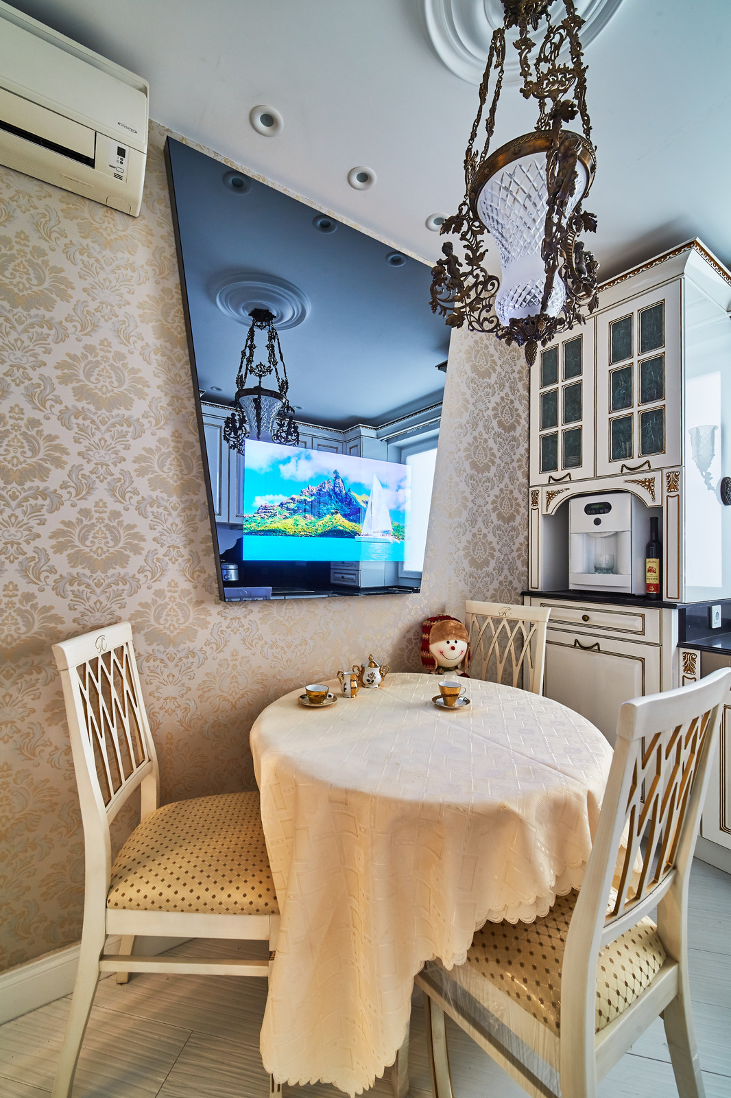 Дизайнерский телевизор на кухню