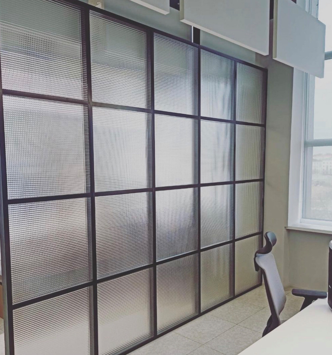 Стеклянная перегородка -Квадраты