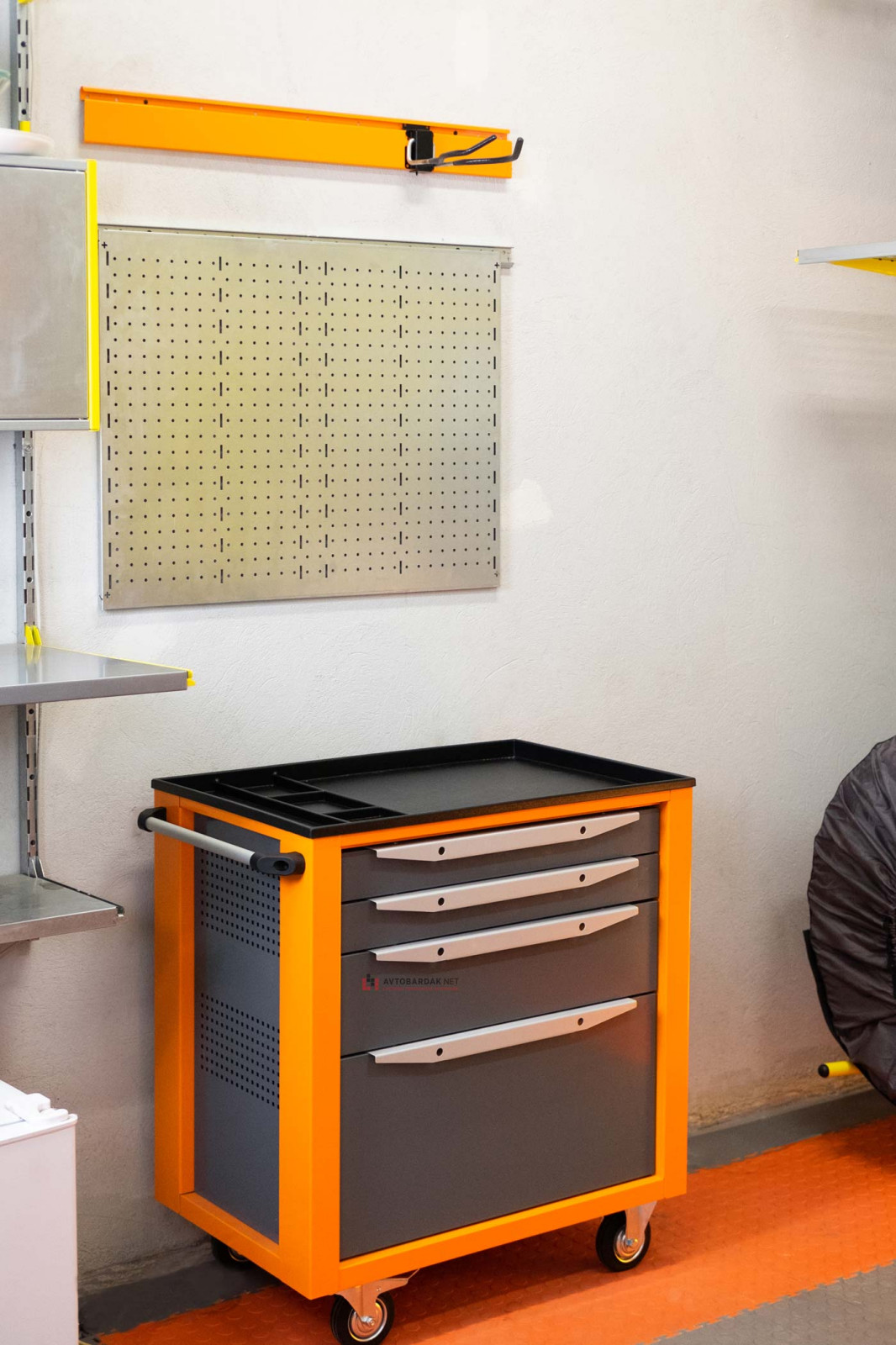 Проект №77. Гараж в желтых оттенках