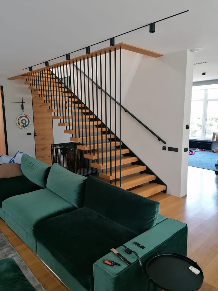 Лестница на металлическом косоуре