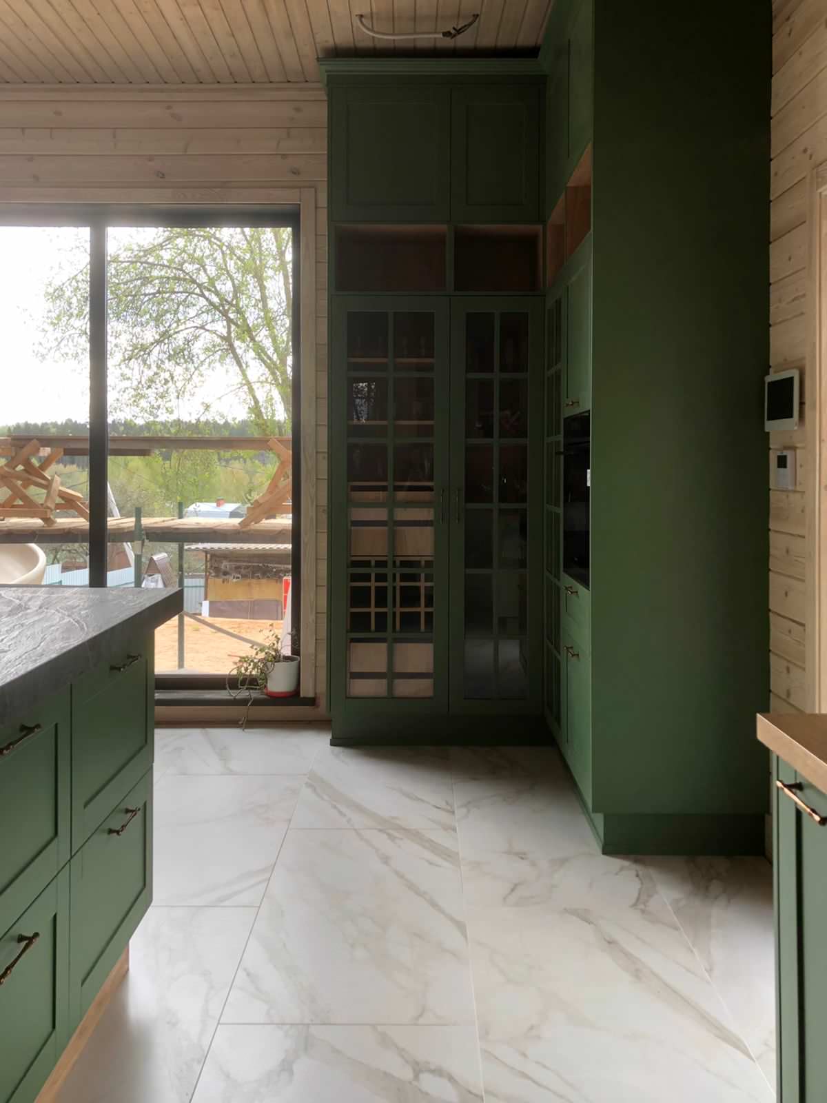 Кухня в зеленом и древесном тонах с подсветкой и оригинальным островом