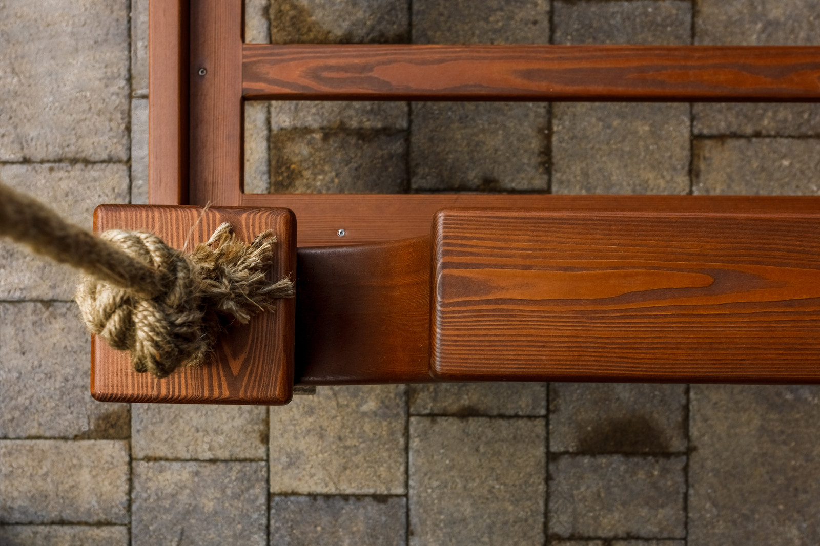 Качели на эксплуатируемой кровле из лиственницы