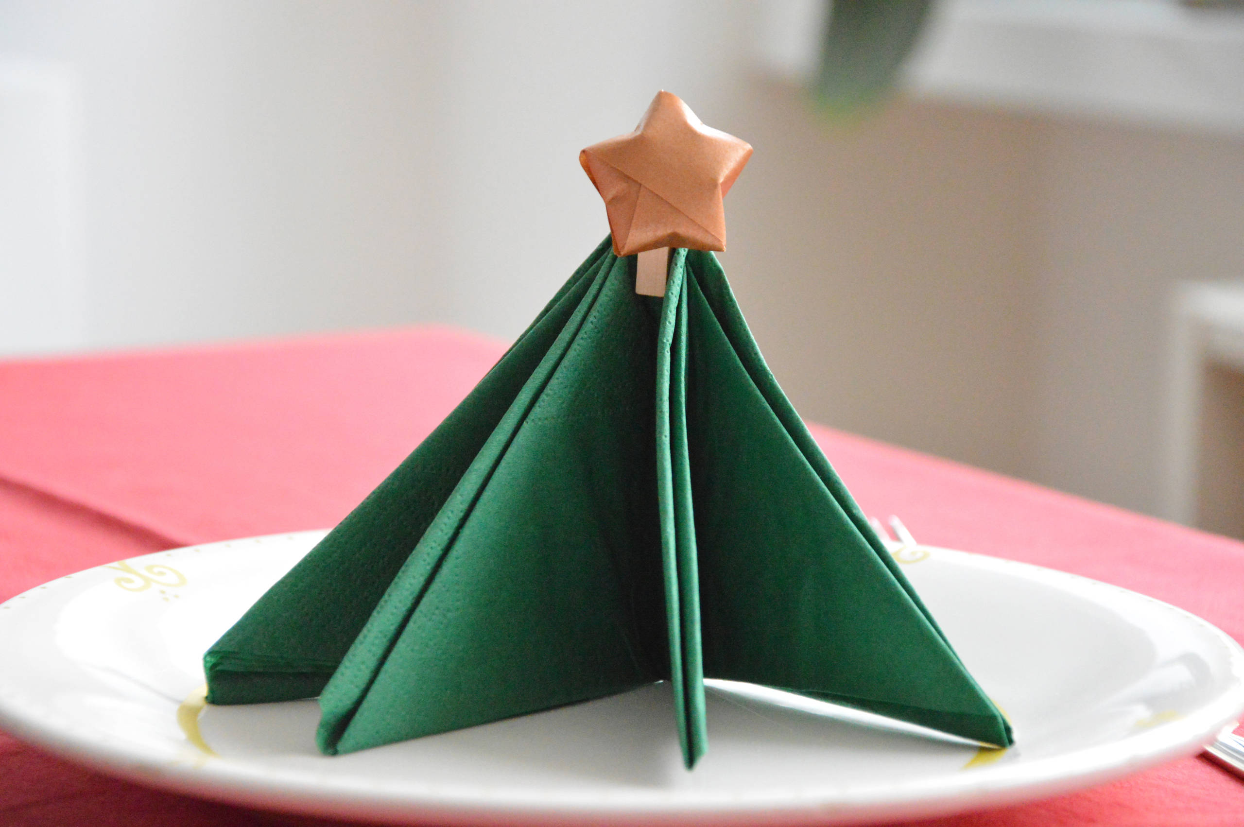 Фотоохота: Ёлки из бумаги, которые можно сделать за час