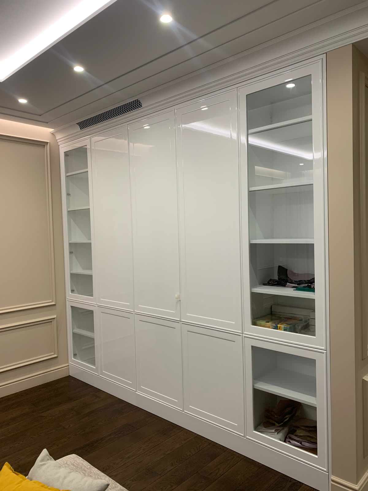 Обложка проекта: Шкаф в гостиную с витриной и освещением