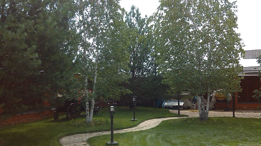 Домик среди старых дач