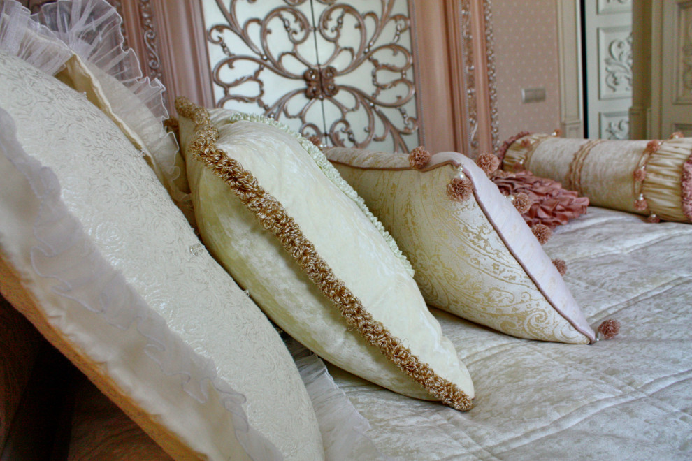 Спальни из розовой мечты: оформление кроватей; покрывала, валики, подушки