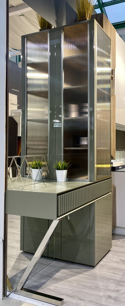 Корпусная мебель в прихожую.