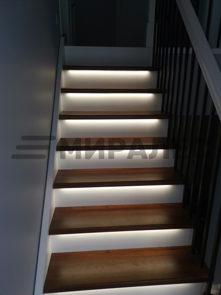 П-образная лестница из сосны с дубовыми ступенями и поручнями