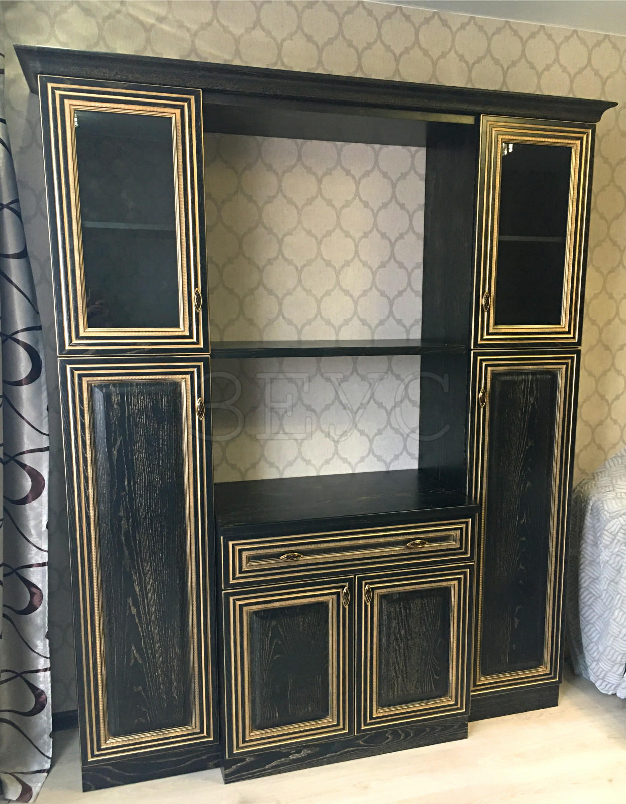 Стенка из массива в спальную комнату