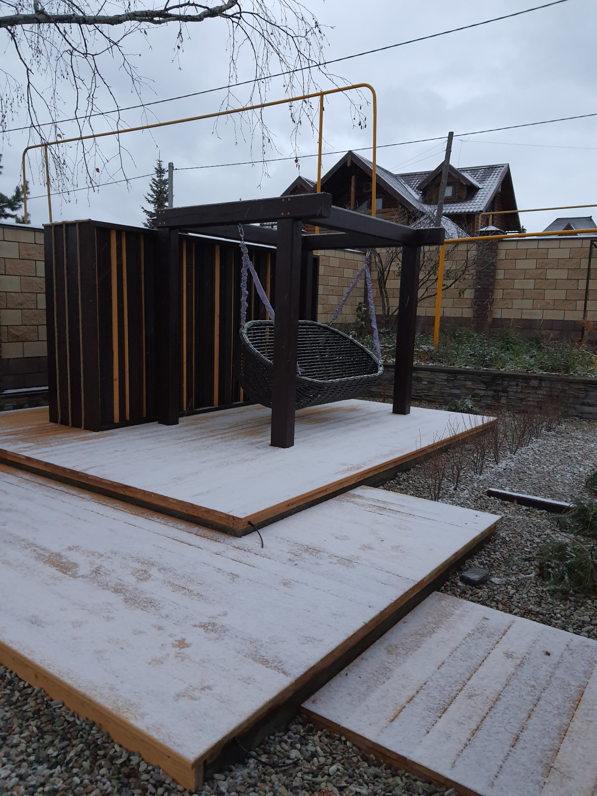 Натуральное дерево в саду