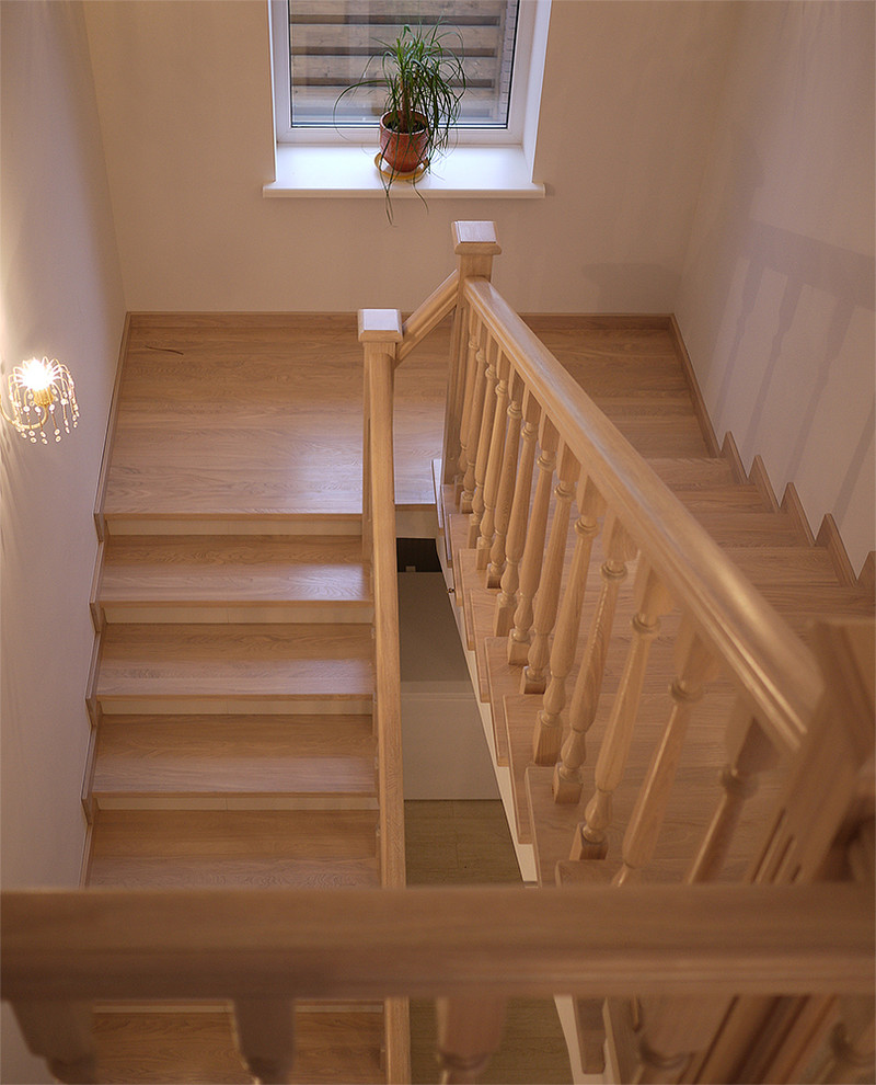 Беленая лестница в традиционном стиле