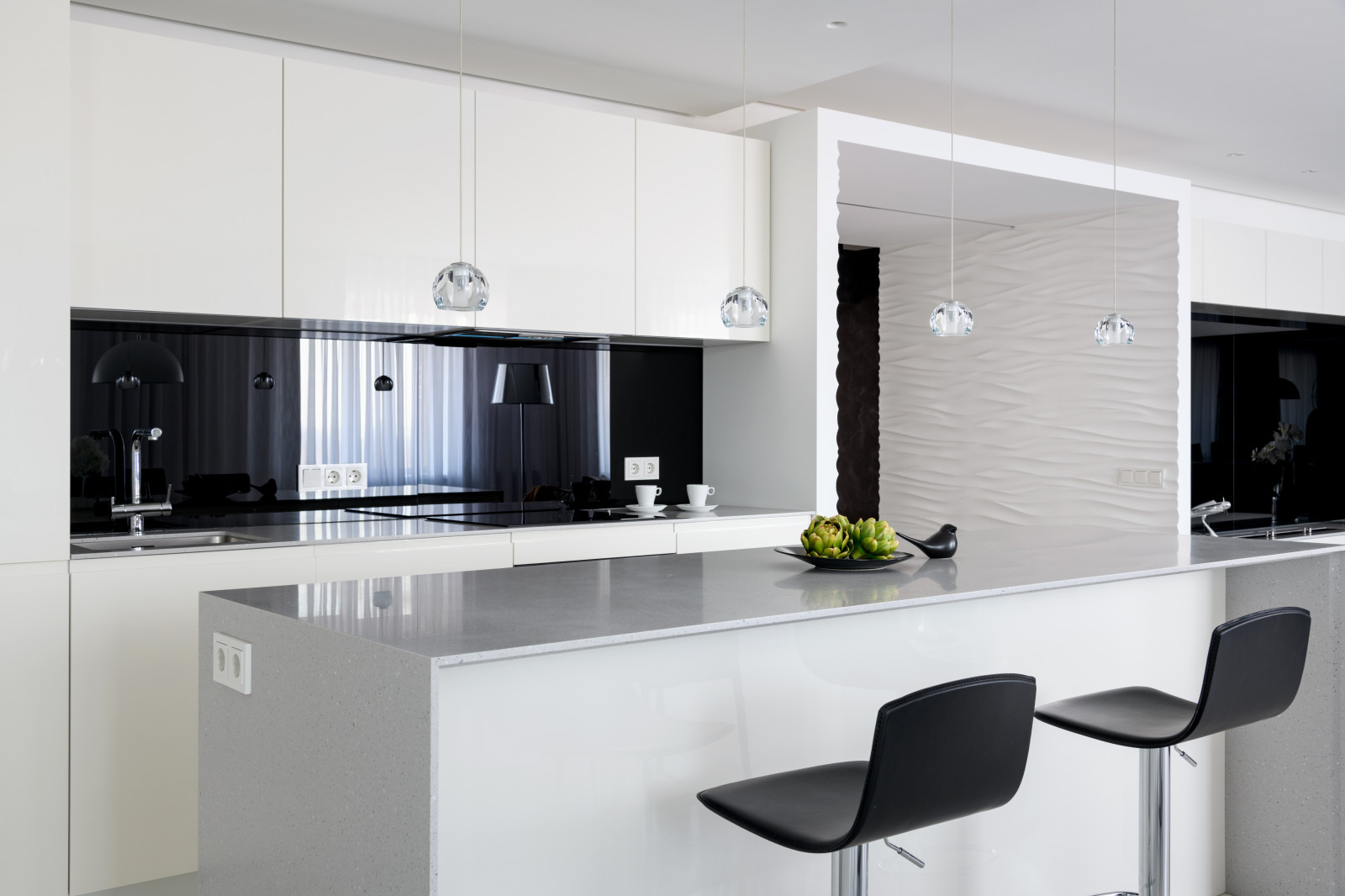 Стильная черно-белая квартира в Новосибирске