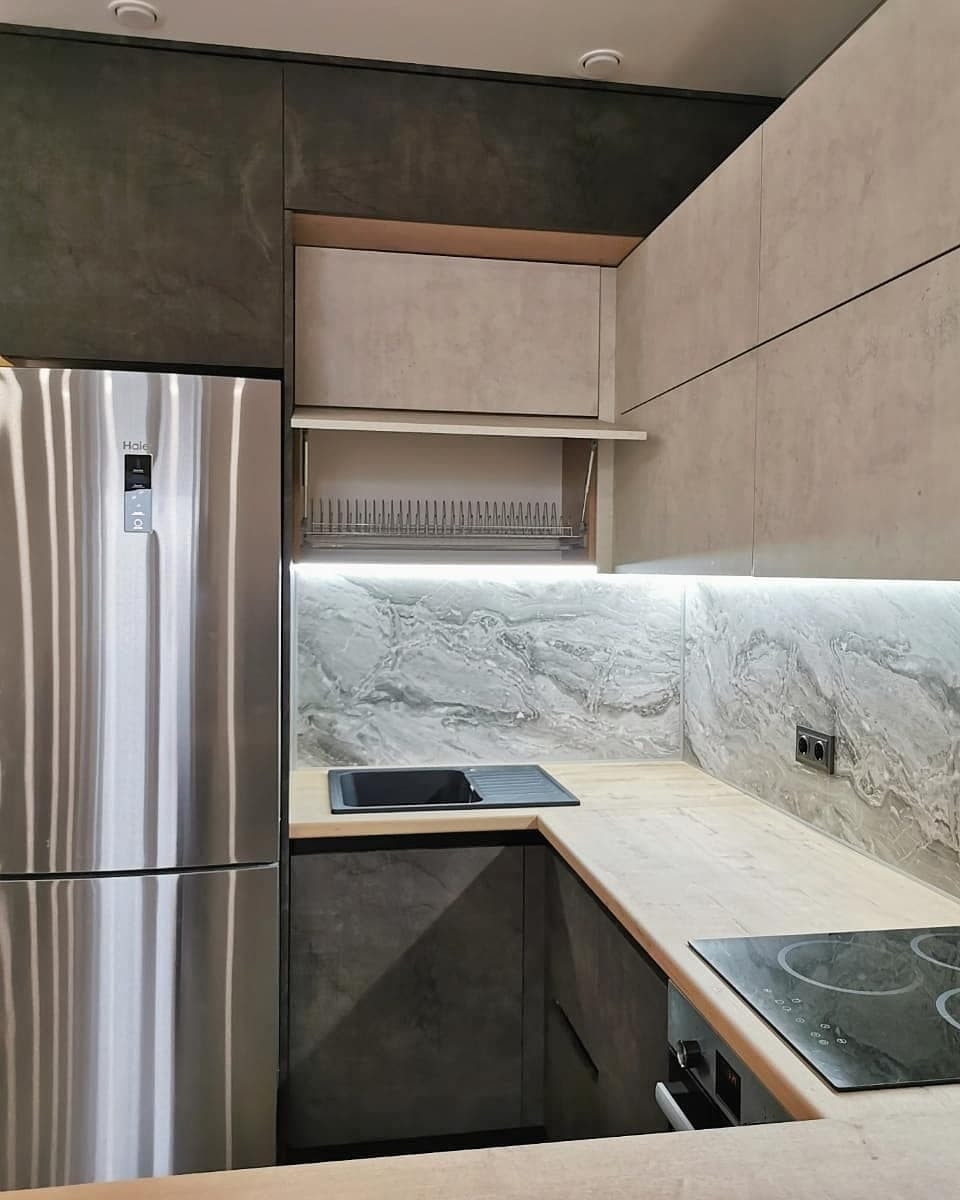 Угловая кухня белого молочного и темно-коричневого цвета с барной стойкой