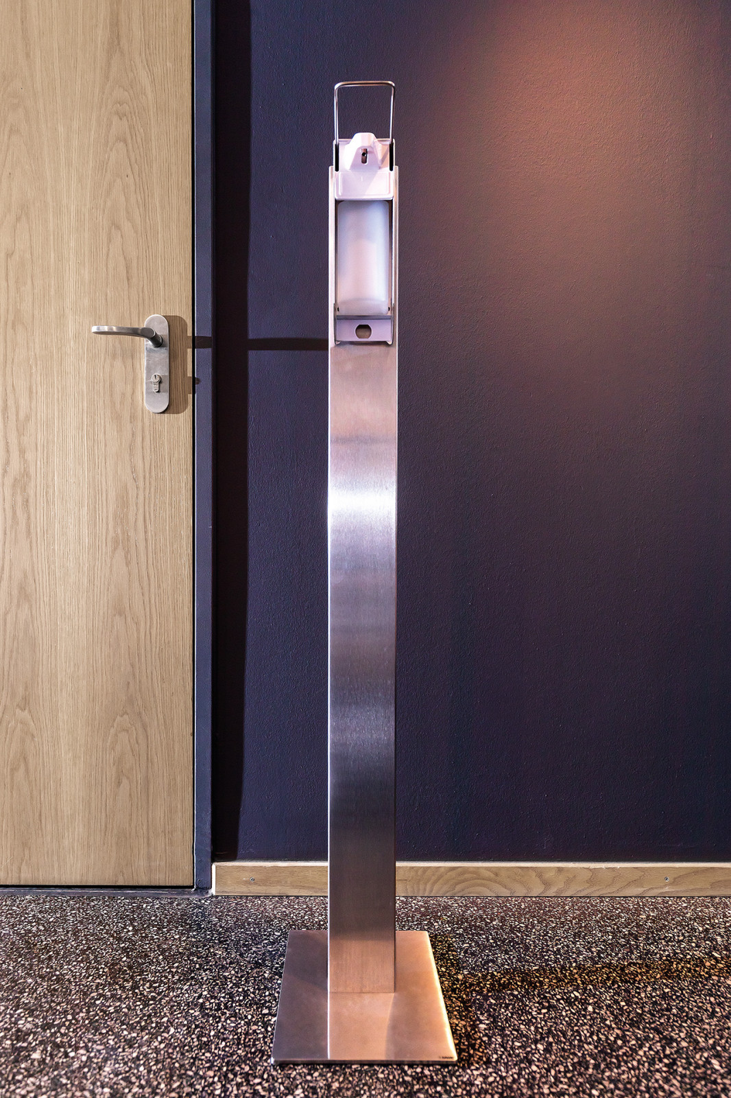 Диспенсер для антисептика, напольный. Материалы: латунь и нержавеющая сталь!